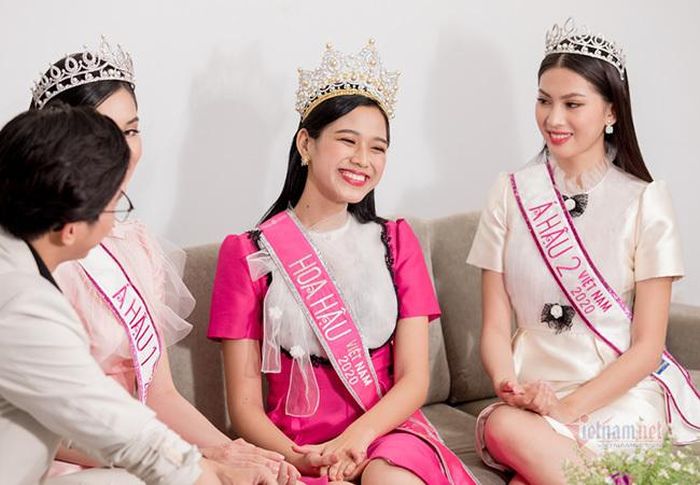 Người đẹp sinh năm 2001 rạng rỡ trong suốt buổi giao lưu dù vừa trải qua một ngày với lịch trình dày đặc. 