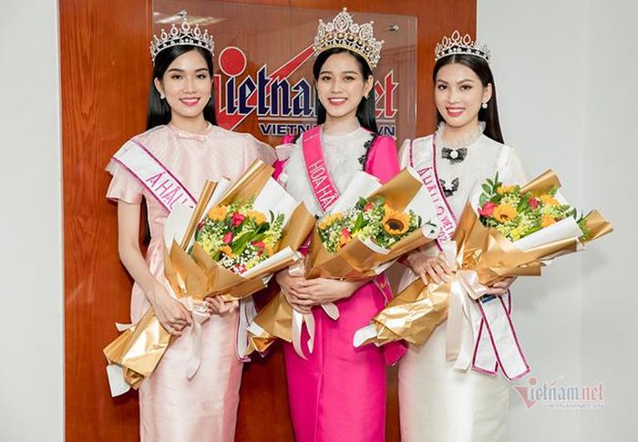 Hoa hậu Đỗ Thị Hà cùng 2 Á hậu nhận hoa giao lưu từ báo VietNamNet. 
