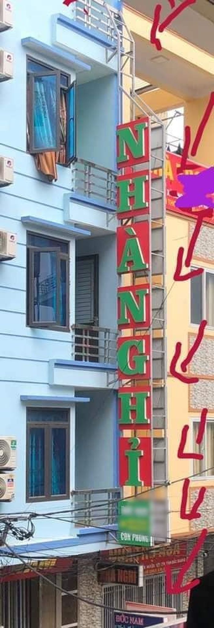 Biển quảng cáo mà cặp nam nữ trèo xuống (Ảnh: Facebook N.B.H)