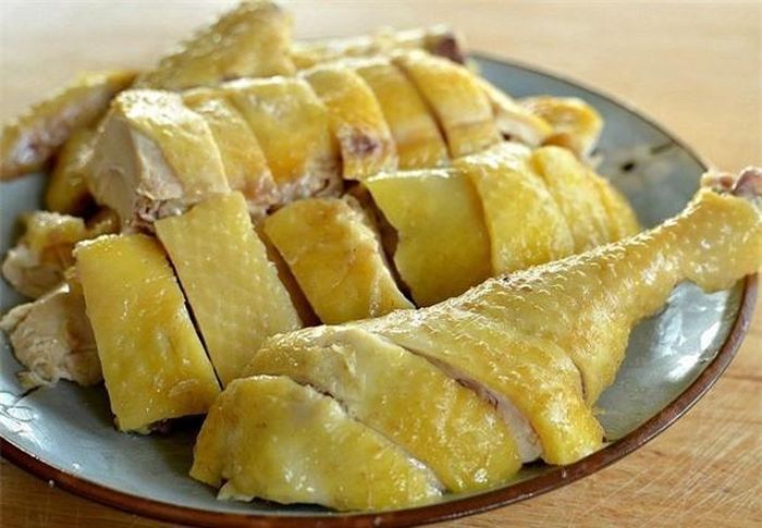 Thịt gà đã nấu chín cần loại bỏ hết xương nếu muốn bảo quản lâu trong tủ lạnh.