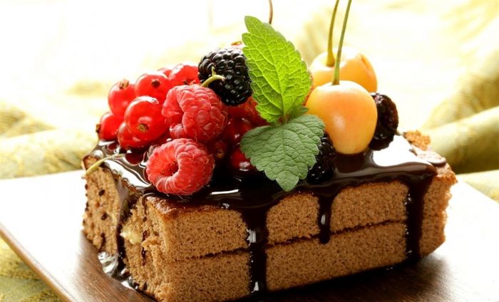 Cho bánh kem vào nilon bọc kín rồi để vào ngăn đông sẽ bảo quản được cả tháng.