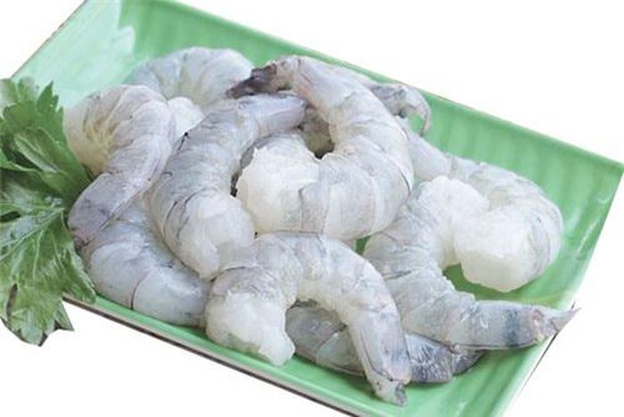 Cho nõn tôm tươi vào giấy bạc rồi bảo quản trong tủ lạnh để tôm tươi ngon hơn.