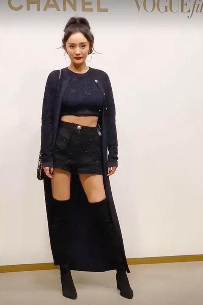 Thế nhưng, có ai ngờ, Dương Mịch lại bê nguyên mốt thời trang sân bay đó đi dự sự kiện của Vogue Film trong hôm 19/11 vừa rồi. Diện cây đồ đen, cô chọn cho mình lớp make-up đơn giản với điểm nhấn là màu son đỏ đậm.