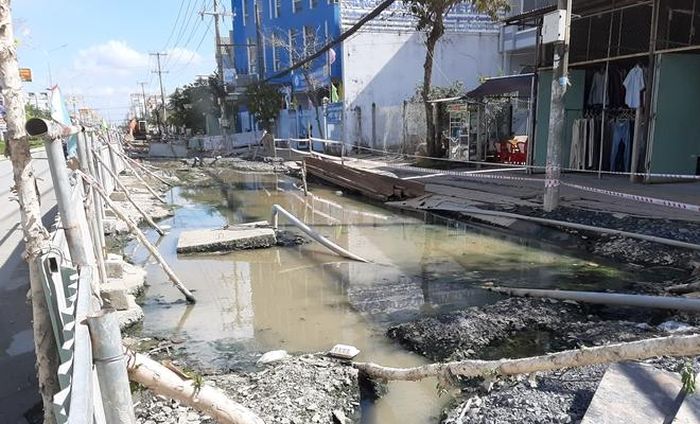 Một đoạn đường đào bới đã lâu, khiến người dân vô cùng bức xúc. 