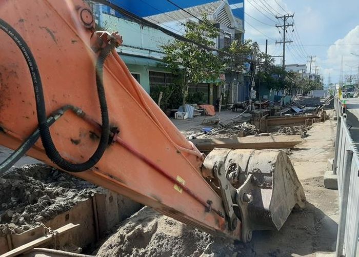 Và một đoạn đường đang được đào bới. 
