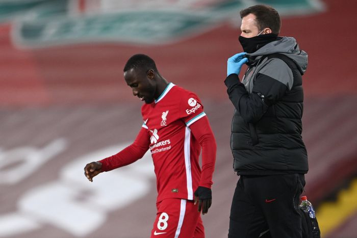  Trong hiệp hai, Liverpool vẫn duy trì thế trận áp đảo dù tuyến giữa không có những cái tên chủ chốt. Phút 53, Nabi Keita bị đau và rời sân trong sự lo lắng của HLV Klopp để nhường chỗ cho Neco Williams. Georginio Wijnaldum sắm vai thủ lĩnh hàng tiền vệ với sự hỗ trợ của Williams và Curtis Jones. 
