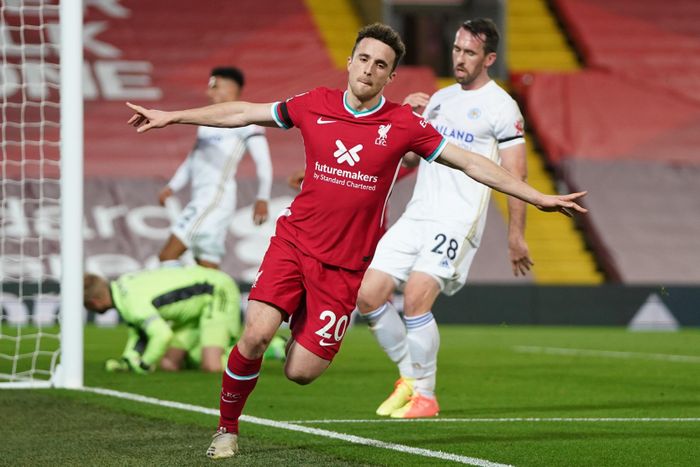  Diogo Jota là người nhân đôi cách biệt cho đội chủ sân Anfield bằng cú đánh đầu chuẩn xác sau đường tạt từ cánh trái của Andy Robertson. Bàn thắng của tiền đạo người Bồ Đào Nha đến sau 30 đường chuyền. Anh cũng là cầu thủ Liverpool đầu tiên trong lịch sử ghi bàn ở cả 4 trận ra sân đầu tiên trên sân nhà. 