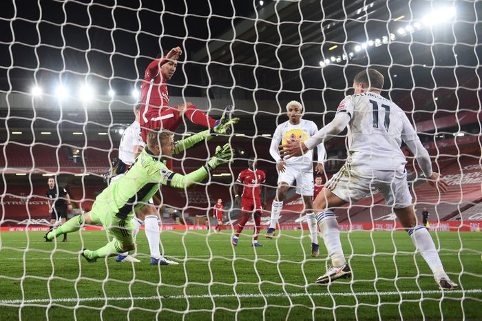  Roberto Firmino có ngày thi đấu năng nổ và tạo ra nhiều cơ hội nguy hiểm nhưng liên tục bị khung thành từ chối bàn thắng. Tiền đạo người Brazil đang không có được phong độ tốt ở mùa giải năm nay và chỉ mới cho thấy những dấu hiệu tích cực trở lại trong đợt tập trung tuyển quốc gia. 