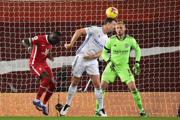 Phút 21, xuất phát từ một tình huống phạt góc, Jonny Evans đánh đầu phản lưới giúp thầy trò HLV Klopp vươn lên dẫn trước. Trong lúc theo kèm Sadio Mane, cựu cầu thủ MU đã bất cẩn để bóng chạm đầu bay vào lưới khiến thủ thành Kasper Schmeichel không kịp phản ứng.