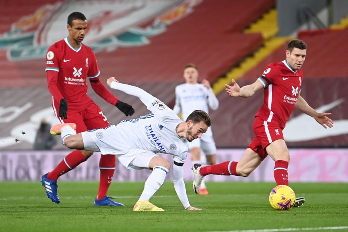  Gặp tổn thất ở hàng phòng ngự, Liverpool chủ động đẩy cao đội hình để áp đặt lối chơi ngay từ những phút đầu trước đội bóng chơi phản công hay như Leicester. Lão tướng James Milner là người được trám vào vị trí hậu vệ phải thay đàn em Alexander-Arnold. 