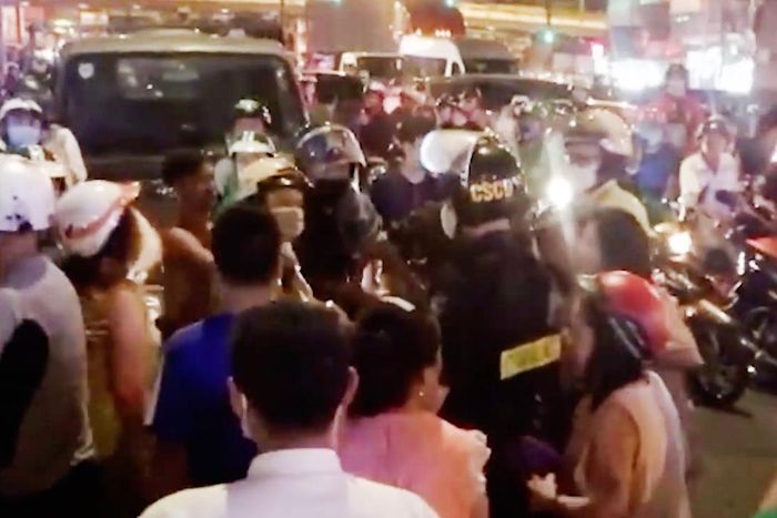 Nam thanh niên vi phạm cùng người thân xô xát với CSGT. Ảnh: Cắt từ clip.