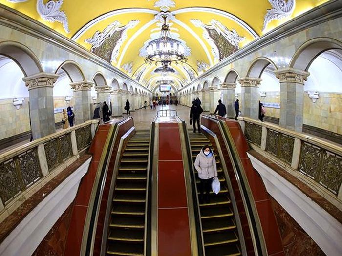 Các chi tiết nội thất bên trong nhà ga Komsomolskaya được trang trí theo phong cách kiến trúc thời kỳ Stalin: hai hàng cột, đường viền có phào chỉ, mái vòm khổng lồ và các họa tiết đặc sắc. Đây là nhà ga duy nhất có chiều cao 9 mét, thay vì tiêu chuẩn chung 5,5 mét của hệ thống tàu điện ngầm Moskva. 