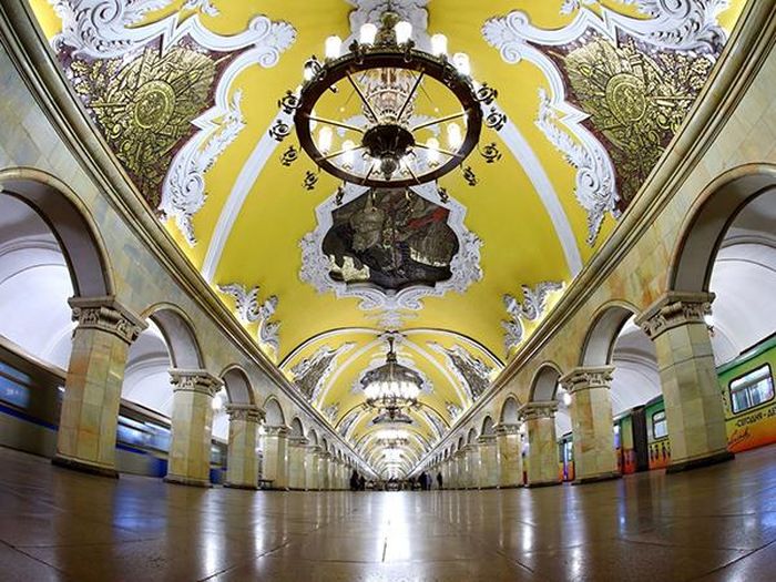 Ga tàu điện ngầm Komsomolskaya được khai trương vào năm 1952, kết hợp với 3 nhà ga đường sắt ở trên mặt đất (Leningradsky, Yaroslavsky và Kazansky) tạo thành cửa ngõ ra vào đông đúc và nhộn nhịp nhất của thủ đô Moskva. 