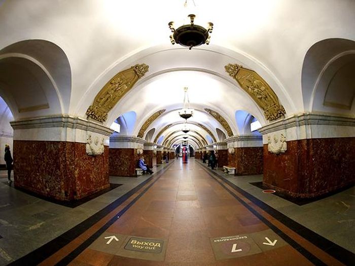 Ga tàu điện ngầm Krasnopresnenskaya trên tuyến đường vòng tròn, nằm giữa ga Kievskaya và Belaruskaya.