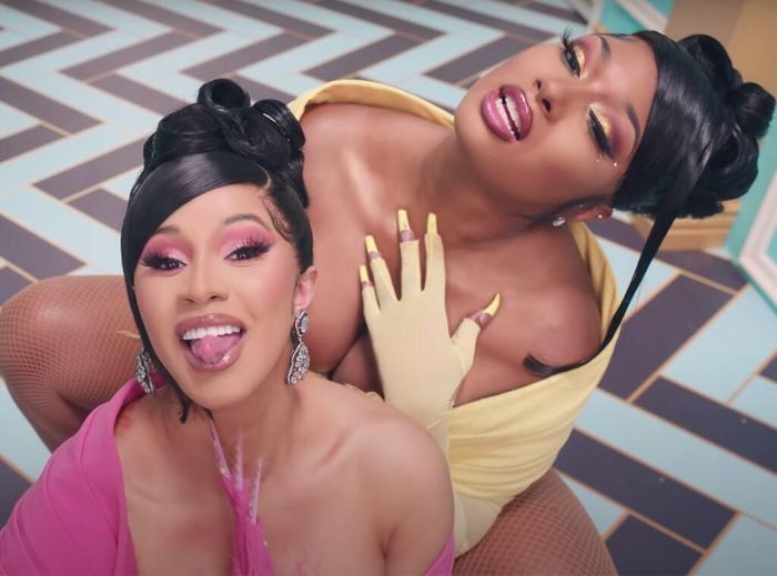 Cardi B (váy hồng) trở thành chủ nhân giải Ca khúc nhạc rap/hiphop xuất sắc
