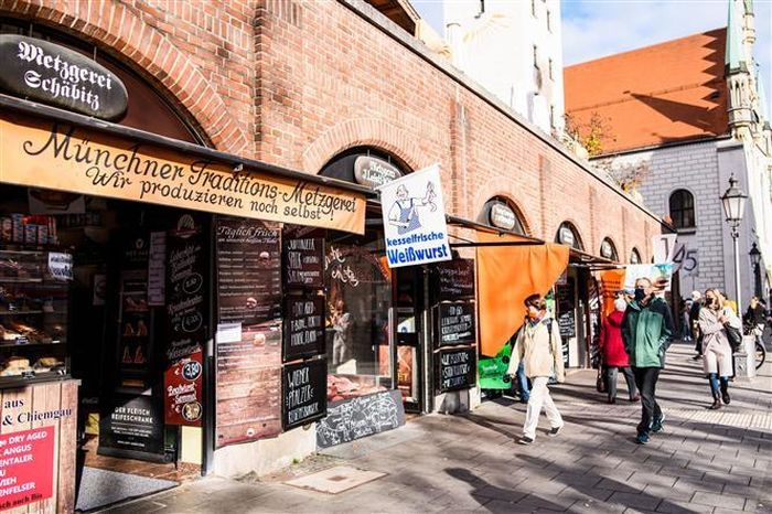 Người dân đeo khẩu trang phòng lây nhiễm COVID-19 tại Munich, Đức, ngày 13/11/2020. Ảnh: THX/ TTXVN