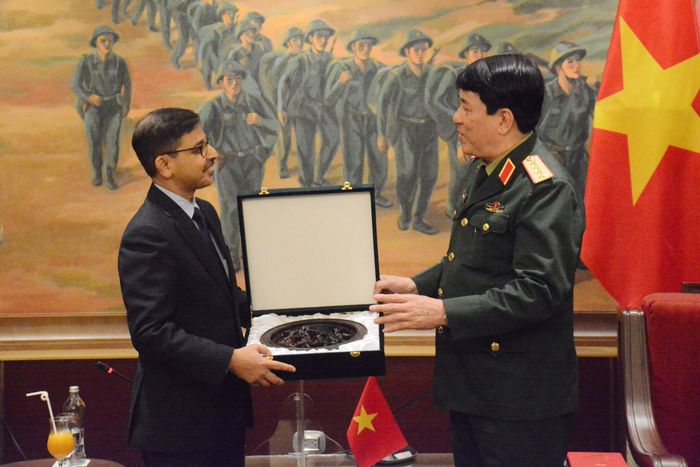 Đại tướng Lương Cường trao quà lưu niệm tặng Đại sứ Pranay Verma.