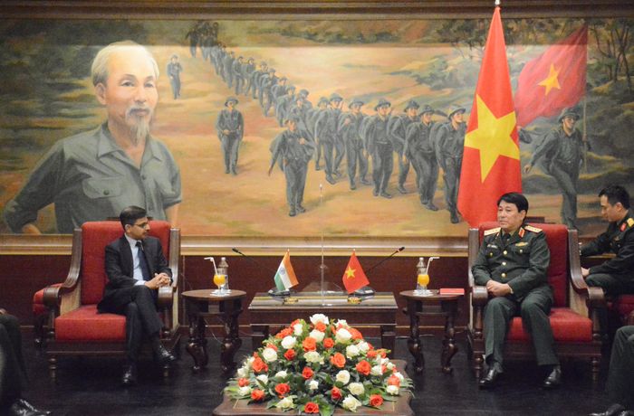 Đại tướng Lương Cường trao đổi với Đại sứ Pranay Verma.