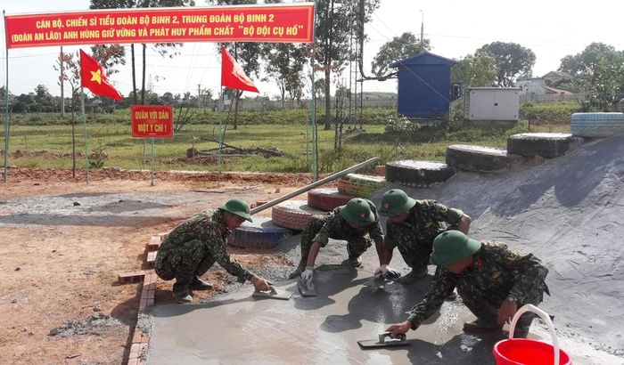 Bộ đội Tiểu đoàn 2, Trung đoàn 2, Sư đoàn 3 (Quân khu 1) làm mô hình "đồi trượt cỏ" giúp Trường Mầm non xã Nghĩa Hòa (Lạng Giang, Bắc Giang).