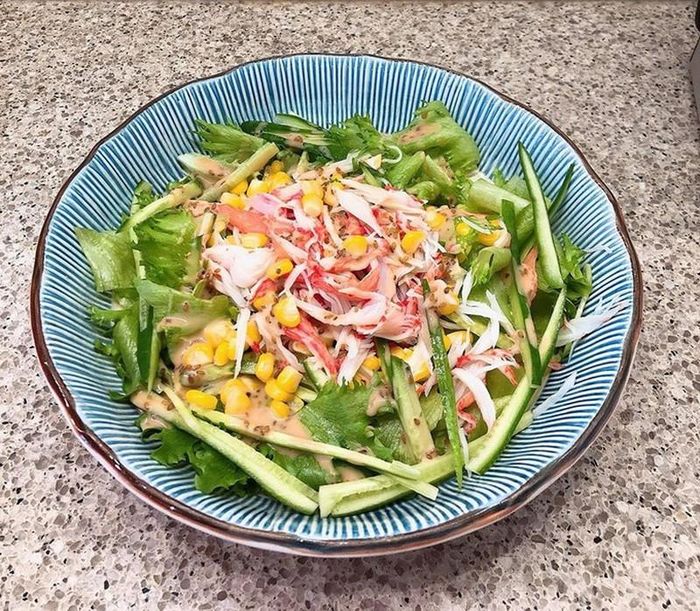  Salad càng cua cùng dưa leo, ngô ngọt không mất quá nhiều thời gian để chế biến, có thể chuẩn bị sẵn cho bữa sáng hay bữa trưa. Món salad này được Tăng Thanh Hà trộn cùng sốt mè. 