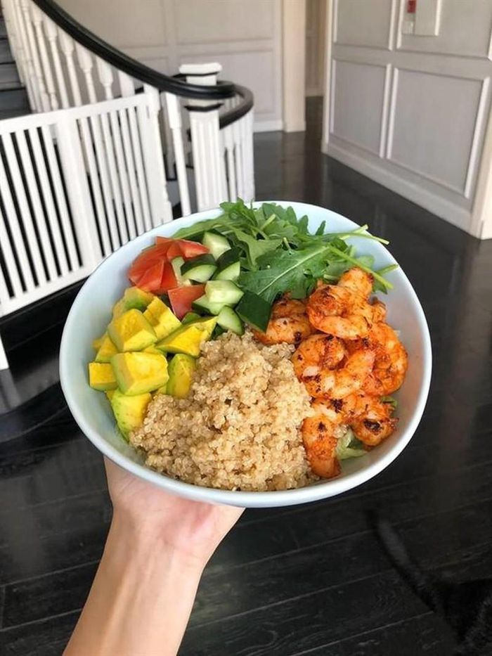 Nữ diễn viên cũng yêu thích món salad arugula trộn cùng hạt quinoa đã nấu chín, quả bơ, dưa leo, cà chua và tôm sốt cajun. Ảnh: IG. 