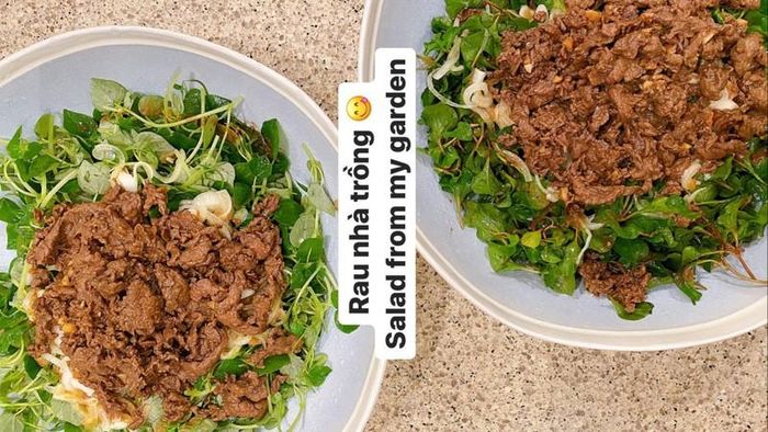  Món salad rau càng cua thịt bò là một trong những món cô ưa chuộng. Rau càng cua khá dễ trồng, không cần chăm sóc nhiều. Bạn hái những nhánh non, đem rửa sạch rồi để ráo nước. Thịt bò thái lát mỏng, xào sơ qua với hành tây, nêm nếm chút gia vị rồi đem trộn cùng rau là xong món salad vừa bổ, vừa mát. 