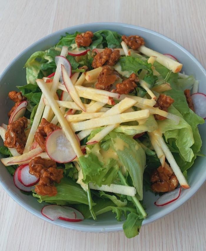  Salad táo vừa ngon, vừa có tác dụng giảm cân hiệu quả được Hà Tăng xử lý trong vòng vài phút. Cô dùng rau xà lách thông thường, kết hợp với củ cải đỏ thái lát mỏng. Cô không gọt vỏ táo, để nguyên quả, xắt thành lát rồi thái sợi. Lưu ý, khi ăn cả vỏ thì bạn nên ngâm táo trong nước muối trước khi sơ chế cho sạch. Cuối cùng, người đẹp rưới sốt mù tạt mật ong lên là xong món ăn kèm giàu vitamin. 