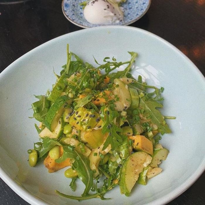  Tăng Thanh Hà thường xuyên sử dụng các món salad trong bữa ăn gia đình để vừa chống ngấy, vừa nạp thêm nhiều vitamin đẹp da, giữ dáng. 