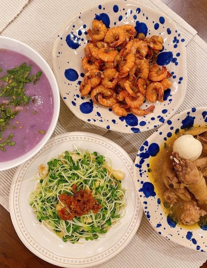  Trong những ngày bận rộn, Hà Tăng chọn loại salad cải mầm dễ chế biến, dễ ăn mà không tốn nhiều thời gian. Rau mầm rửa sạch, để ráo rồi trộn một chút gia vị, dầu ô liu... Sau cùng rưới dầu tỏi phi lên là chuẩn. 
