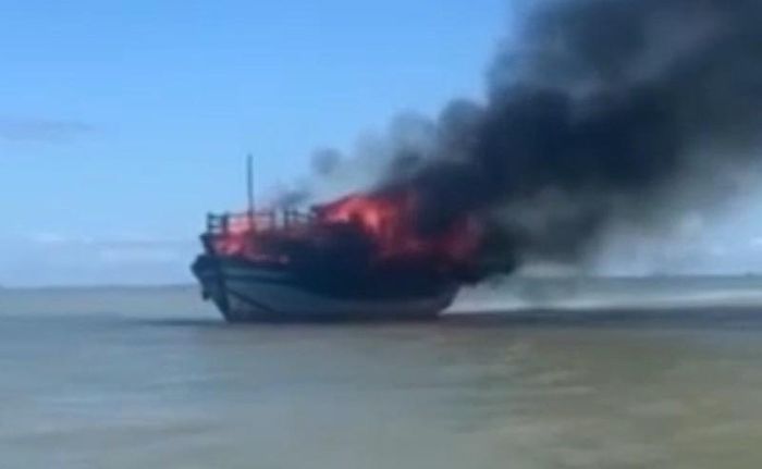 Thời điểm tàu bốc cháy dữ dội (Ảnh cắt từ video) 