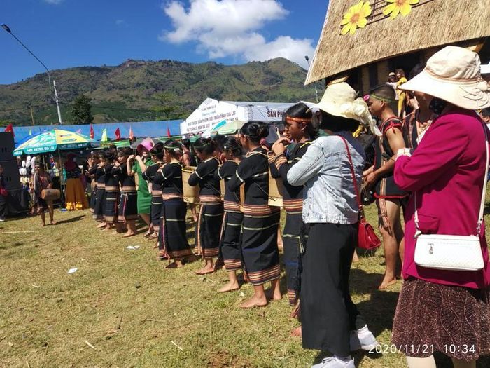  Múa xoang cùng du khách 