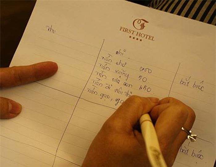 Lập bản chi tiêu là một mẹo vặt gia đình hữu ích giúp tiết kiệm chi tiêu trong gia đình.