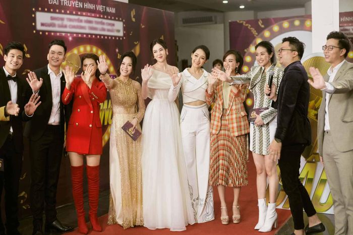Nhờ có lợi thế đó, Mai Ngọc khi đi lạc vào hàng dài các mỹ nhân mặt hoa da phấn khác vẫn là người hút sóng nhất.