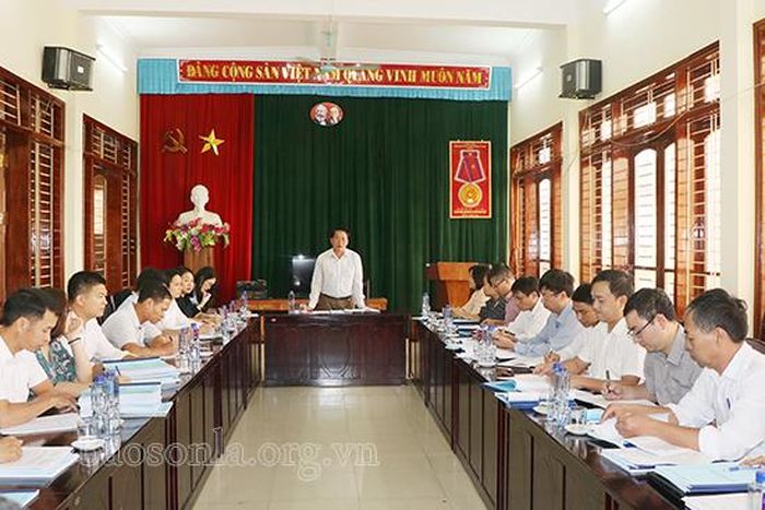 Đoàn thẩm định xã đạt chuẩn nông thôn mới của tỉnh làm việc với huyện Phù Yên và xã Tường Phù.