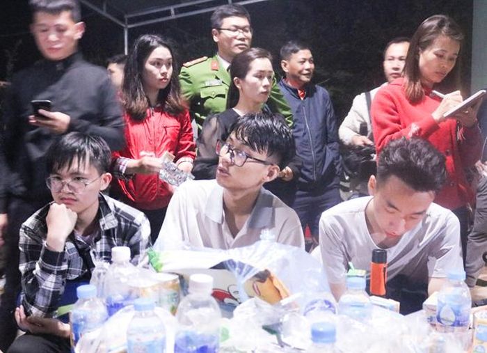 Nhiều em học sinh mệt mỏi sau khi bị lạc trong rừng.