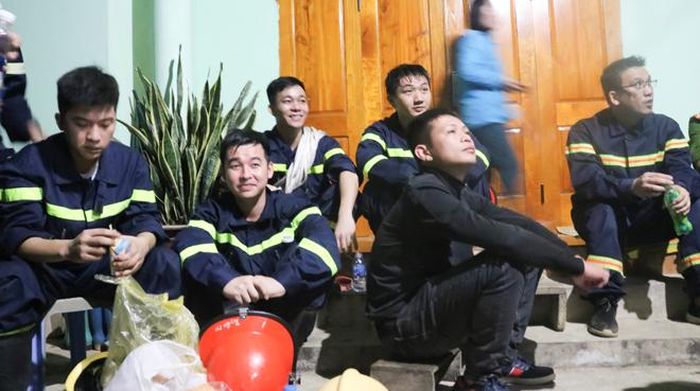 Phút nghỉ ngơi của các chiến sỹ tham gia tìm kiếm sau khi đã tìm thấy và đưa các em bị lạc về nơi an toàn.