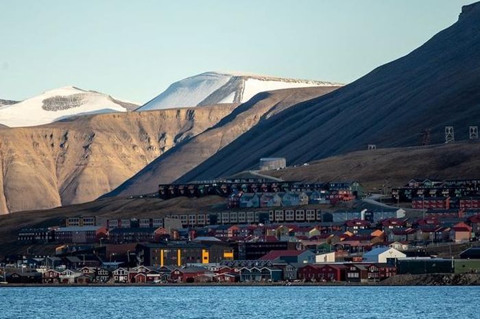 Thành phố Longyearbyen trên quần đảo Svalbard (Na Uy). Ảnh nguồn: Maja Hitij / Getty Images