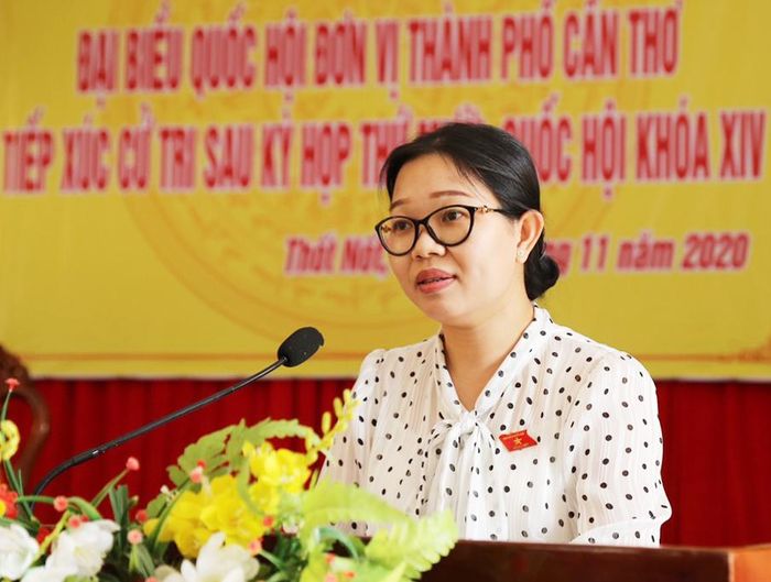 Đại biểu Trần Thị Vĩnh Nghithông báo với cử tri về kết quả kỳ họp.