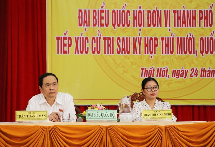  Chủ tịch Trần Thanh Mẫn và đại biểu Trần Thị Vĩnh Nghi lắng nghe ý kiến của cử tri.