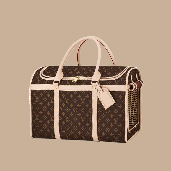  Louis Vuitton bán túi vận chuyển chó mèo với giá 3.950 USD. Thiết kế được đánh giá cao bởi sự sang trọng và thoải mái. Khách hàng đánh giá cao sản phẩm bởi lớp lưới nằm bên sườn, giúp thú cưng dễ thở khi di chuyển. Ảnh: Louis Vuitton. 