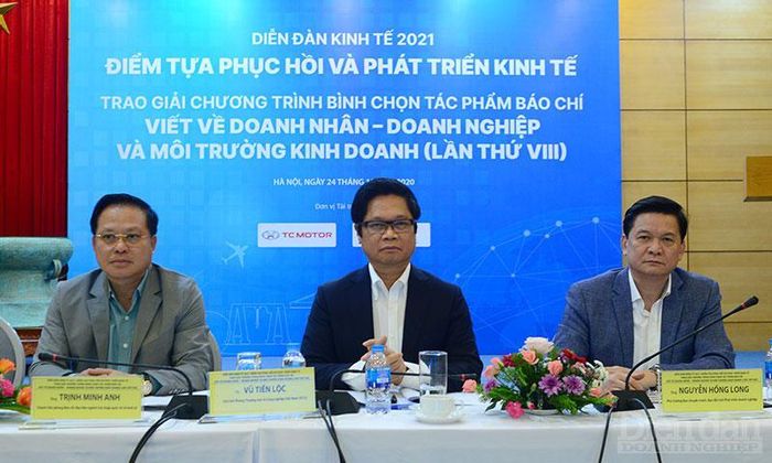  TS Vũ Tiến Lộc (giữa) cùng các đại biểu tại Diễn đàn.