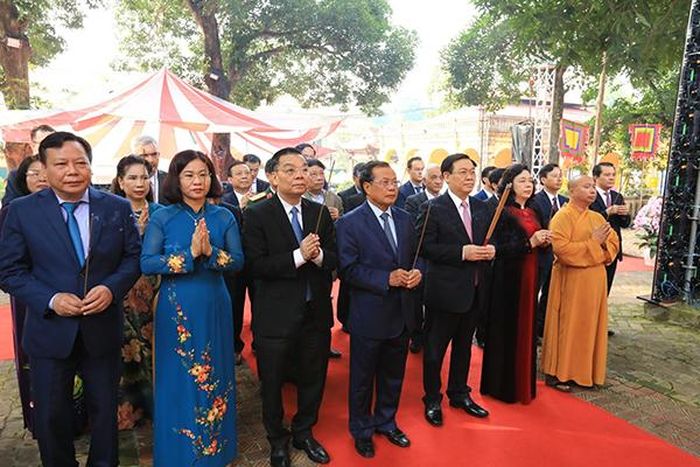 Các đại biểu dâng hương tại Thềm điện Kính Thiên, Hoàng Thành Thăng Long (Hà Nội). Ảnh: Thành Đạt - TTXVN