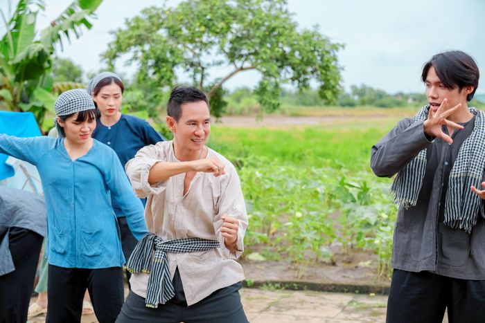 Hai tạo hình đối lập của Lý Hải trong MV