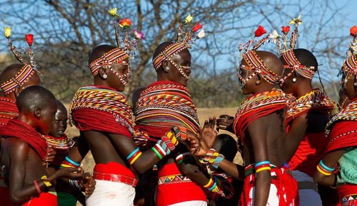 Ở Kenya, nhiều truyền thống văn hóa đã mai một, nhưng người Samburu vẫn duy trì những tục lệ từ hàng ngàn năm trước. Thập kỷ tới sẽ đem lại nhiều thách thức, song những chiến binh này vẫn sẽ là biểu tượng của văn hóa người Samburu, thể hiện quyết tâm sinh tồn của họ qua những buổi lễ độc đáo này.