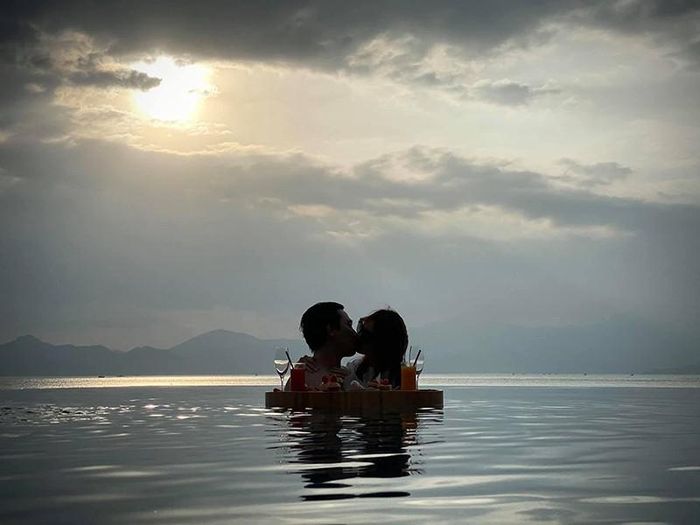  Trấn Thành và bà xã trao nhau nụ hôn ngọt ngào trong bể bơi.