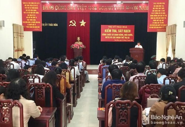 Sáng 24/11, Thị ủy Thái Hòa (Nghệ An) khai mạc Kỳ thi kiểm tra sát hạch cán bộ, công chức cơ quan Đảng, Nhà nước, MTTQ và các đoàn thể chính trị - xã hội. Ảnh: Hoàng Thùy