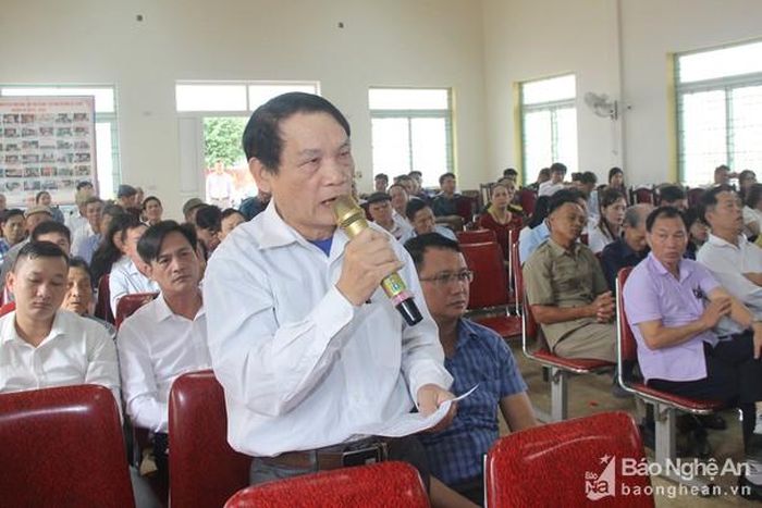 Cử tri thị xã Cửa Lò phát biểu tại cuộc tiếp xúc với Đại biểu Quốc hội. Ảnh Mai Hoa