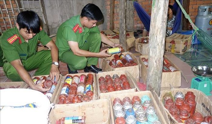 Lực lượng chức năng kiểm đếm số tang vật thu giữ. Ảnh: TTXVN phát