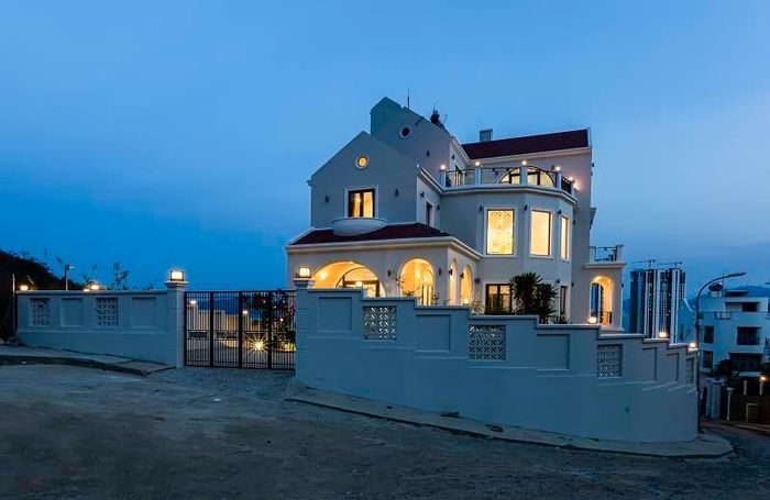 Với vị trí đắc địa có thể vừa ngắm biển vừa tận hưởng không khí mát mẻ từ núi đồi cùng lối kiến trúc Địa Trung Hải khiến ngôi nhà trở nên quyến rũ hơn. Đây cũng là một không gian đáng sống và cũng có thể là chốn dừng chân của một chuyến đi nghỉ dưỡng cho du khách.