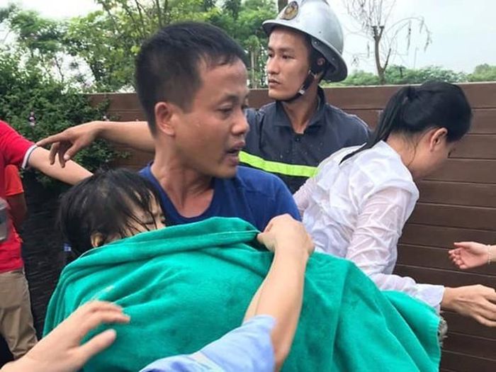 Lực lượng CNCH cứu cháu bé mắc kẹt tay vào ống hút cặn bể bơi